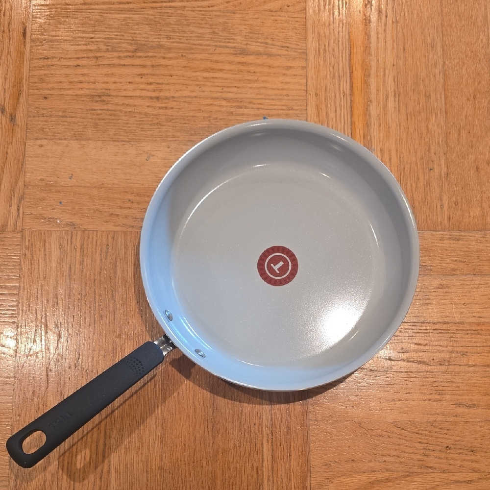 Ceramic Non-Stick Frying Pan with Black Handle